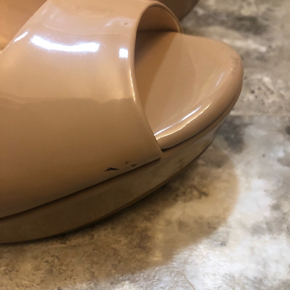 Tan patent leather platform peep toed pumps. - Picture 4 of 5